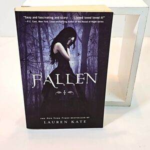 Delacorte Press FALLEN by Lauren kate  Paperback edition 2009 Pre-owned Fiction
